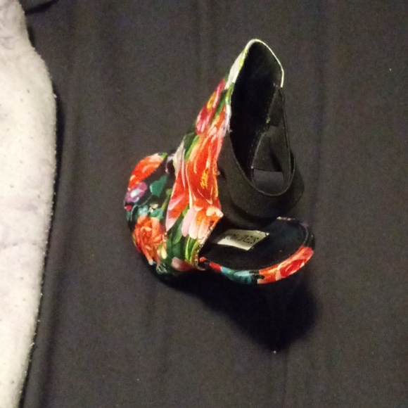 Floral Steve Madden - Picture 2 of 3